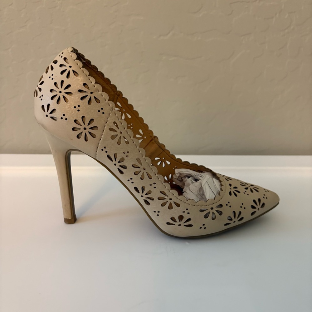 LC Lauren Conrad Confetti Ivory flower laser cut out stiletto heels size 6 - Picture 3 of 16